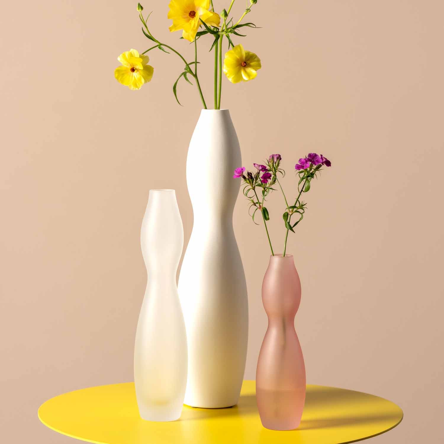 Vase VIVACE 34 cm mit Schnittblumen auf gelbem Tisch