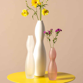 Vase VIVACE 34 cm mit Schnittblumen auf gelbem Tisch