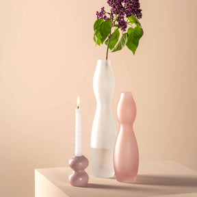 Vase VIVACE 34 cm satiniert mit Flieder und Dekoration auf Tisch