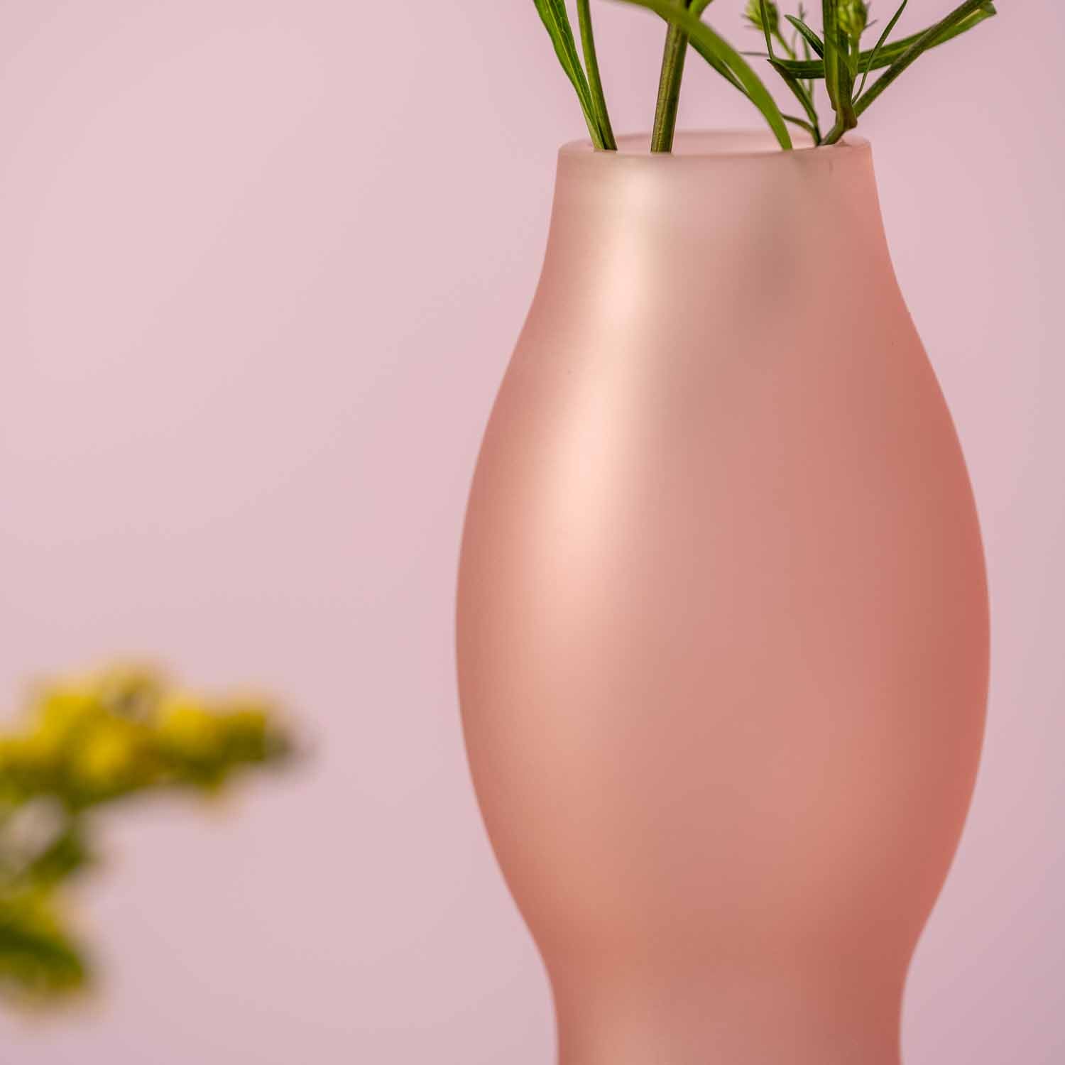 Vase VIVACE 34 cm satiniert rosé mit Gräsern vor rosa Hintergrund
