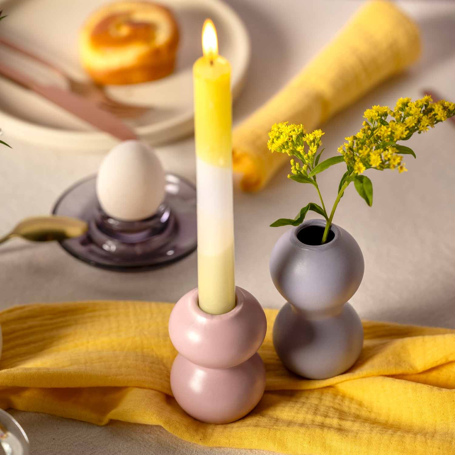 Keramikvase VIVACE in Lila mit gelber Kerze, Blumen und Tischdeko in Szene