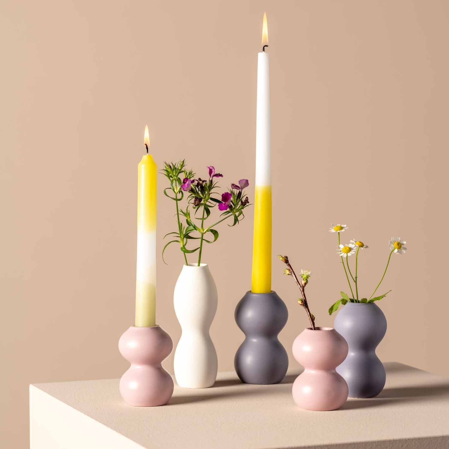 Keramikvase VIVACE mit Blumen und Kerzen in Dekoszene arrangiert