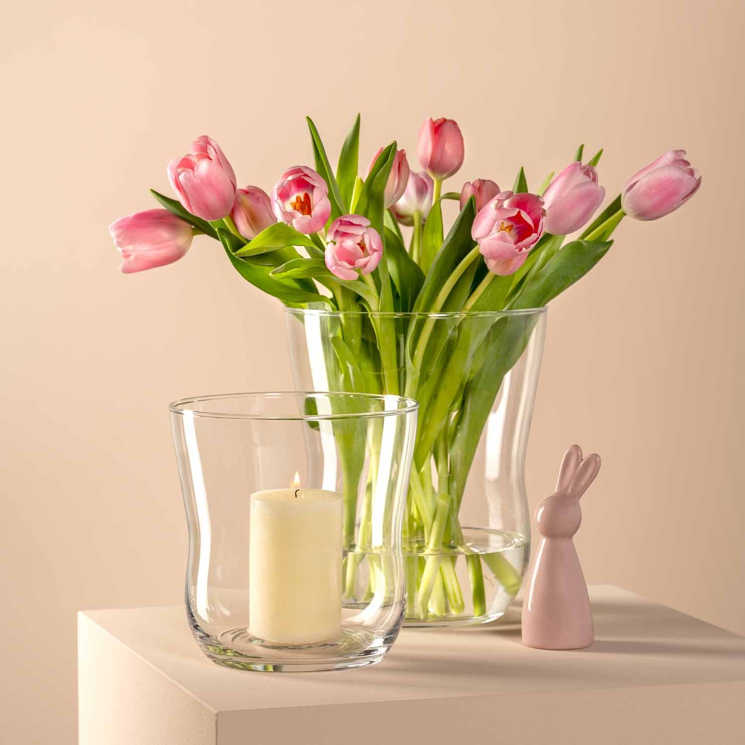 Windlicht VITA mit Kerze neben Tulpenstrauss auf Tisch