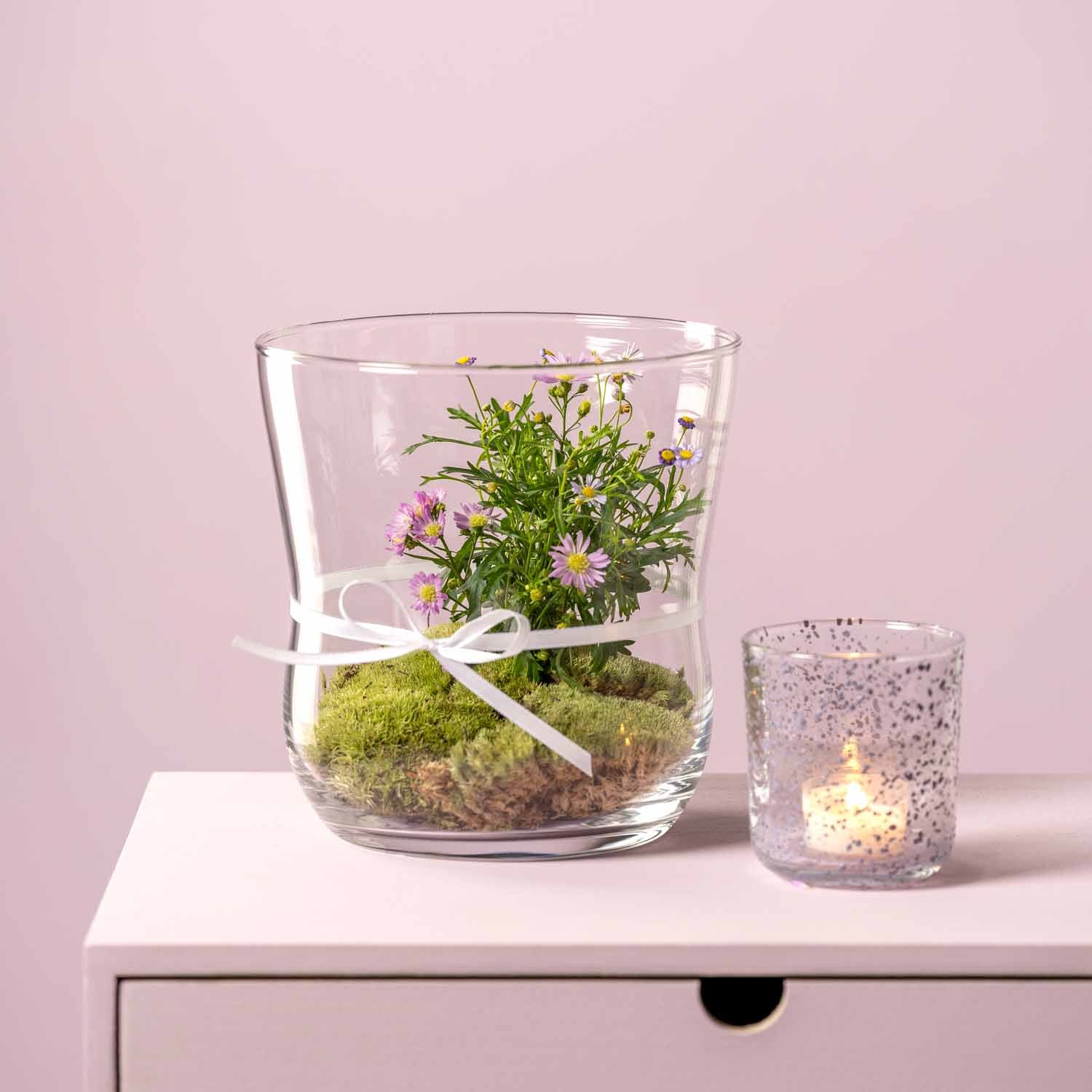 Windlicht VITA mit Blumendeko und Kerze auf Tisch