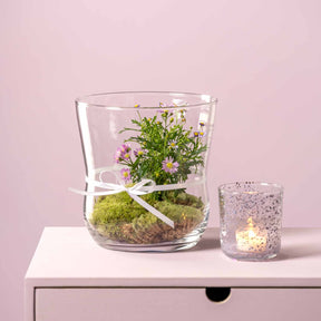 Windlicht VITA mit Blumendeko und Kerze auf Tisch
