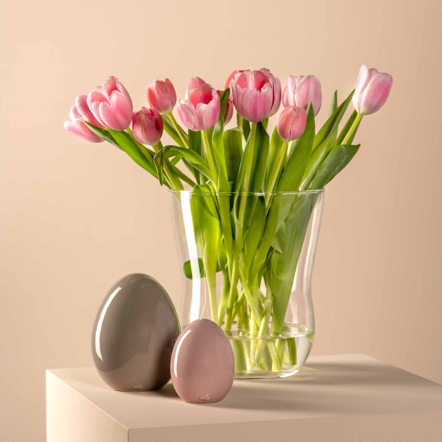 Windlicht VITA mit rosa Tulpen und Ostereiern auf Tisch