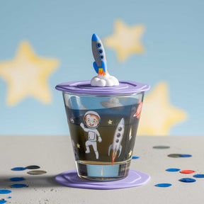 Trinkglas BAMBINI AVVENTURA mit Weltall-Motiv, Deckel und Rakete, umgeben von Sternen und Konfetti