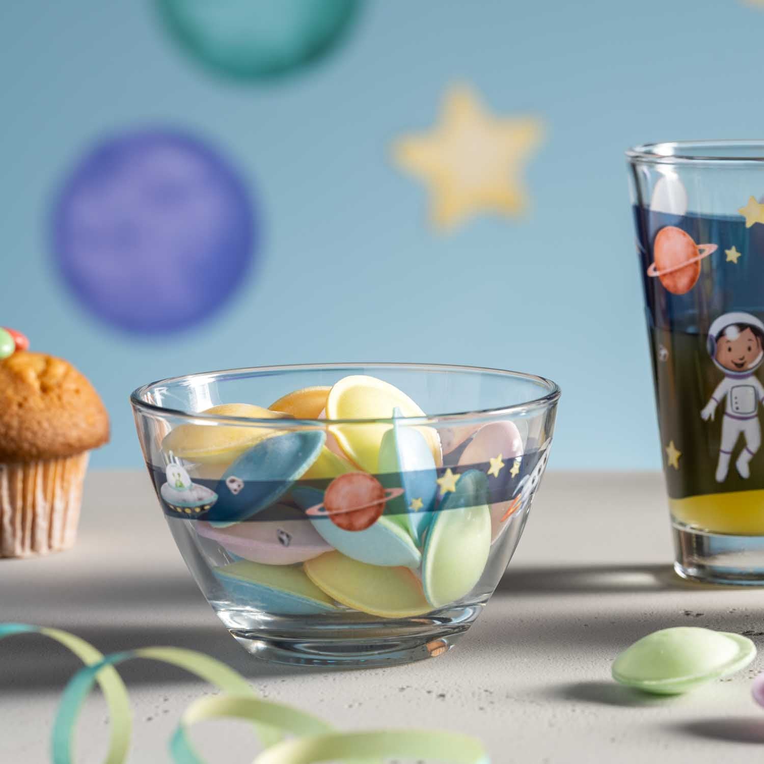 Schale BAMBINI AVVENTURA mit Weltall-Motiv auf Tisch mit Deko