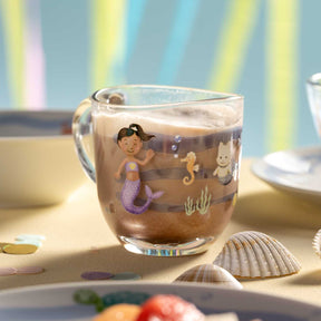 Glastasse BAMBINI AVVENTURA mit Meermotiven auf gedecktem Tisch