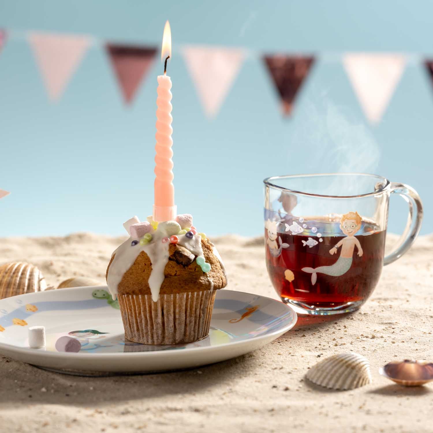 Tasse BAMBINI AVVENTURA auf Strand mit Muffin und Getränk