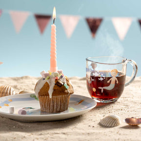 Tasse BAMBINI AVVENTURA auf Strand mit Muffin und Getränk