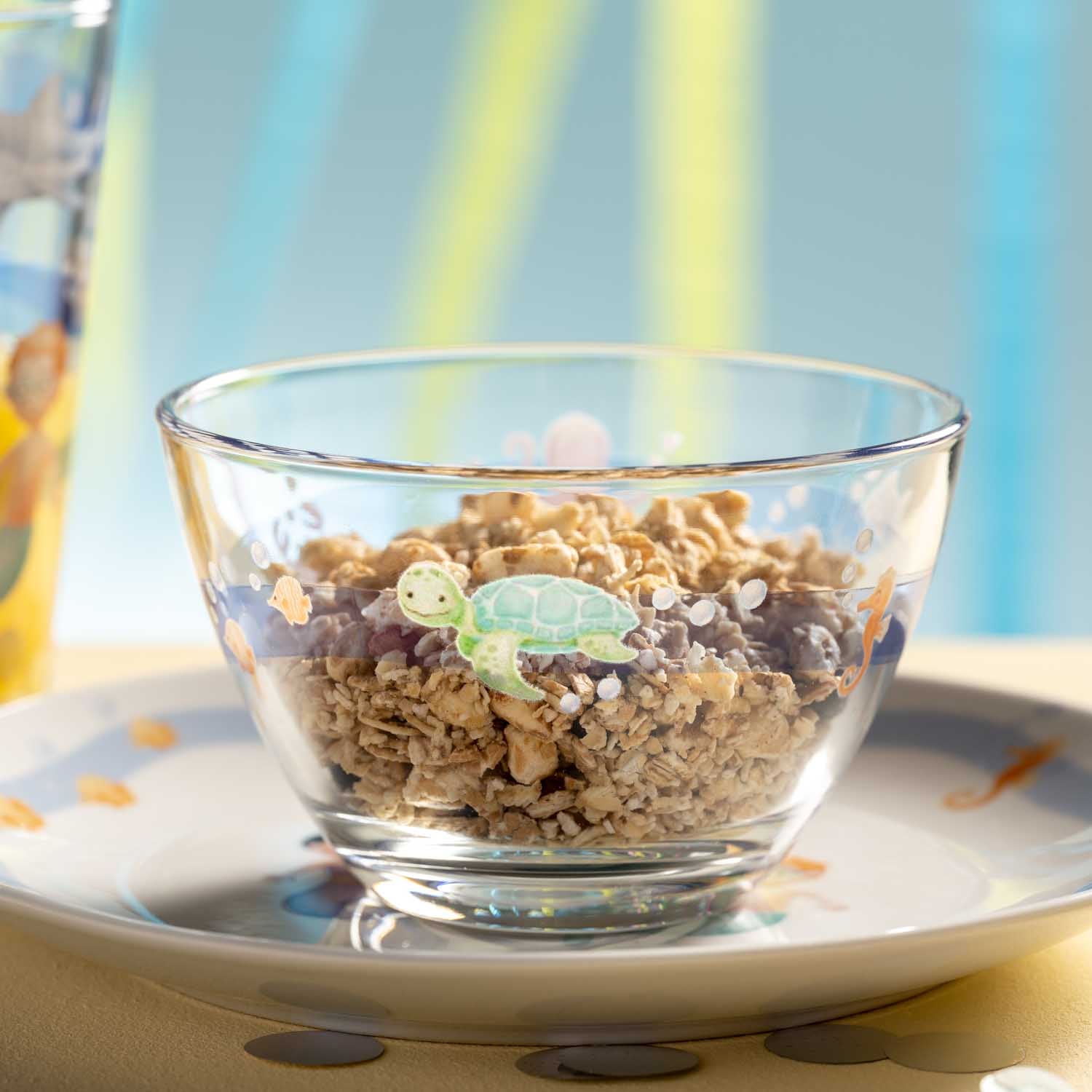 Glasschale BAMBINI AVVENTURA mit Müsli gefüllt und Schildkröten-Deko auf Untertasse