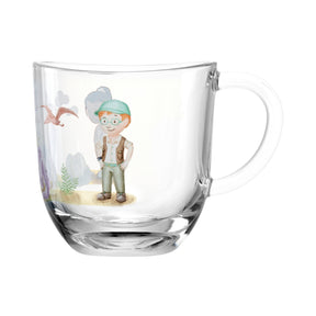 Glastasse BAMBINI AVVENTURA mit Motiv eines Jungen in Abenteuer-Outfit und Vogel
