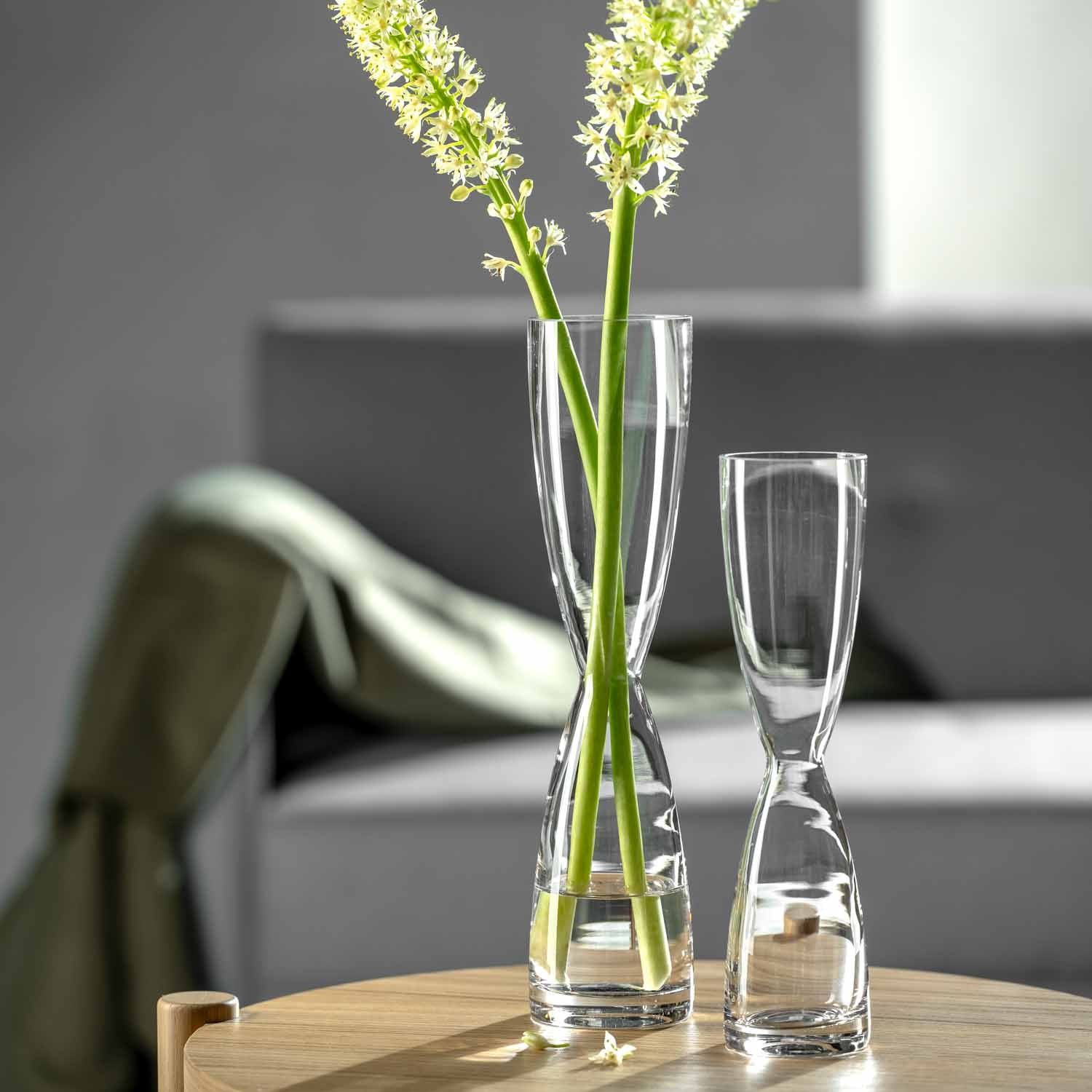Solifleurvase DIABOLO mit grünen Blütenstängeln auf Holztisch in Wohnzimmer
