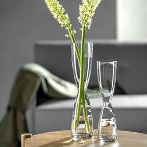Solifleurvase DIABOLO mit grünen Blütenstielen auf Holztisch in Wohnraum