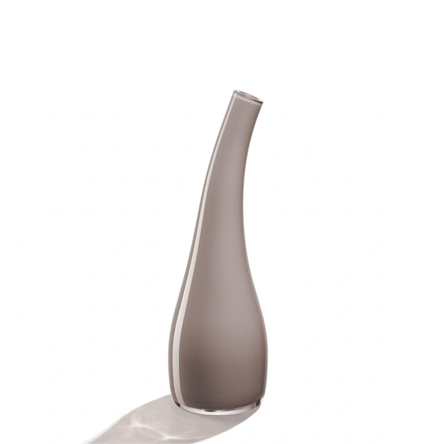 Vase ARCO 25 cm taupe opac, schlanke geschwungene Form vor weissem Hintergrund