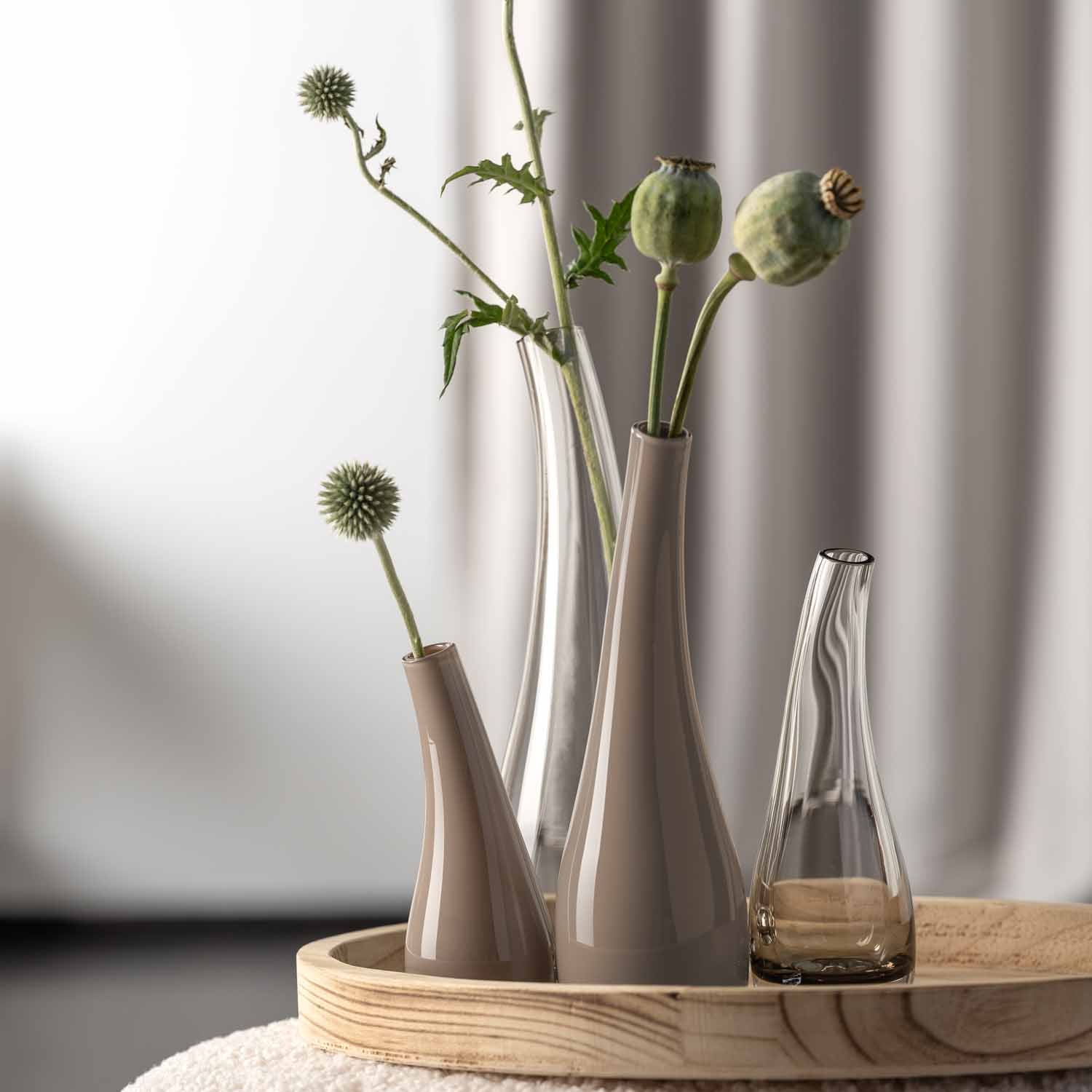 Vase ARCO 25 cm taupe opac mit Wildblumen in minimalistischer Wohnraum-Szenerie