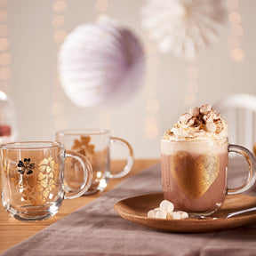 Tasse EMOZIONE mit Blumenherz-Motiv auf gedecktem Tisch mit Dekoration