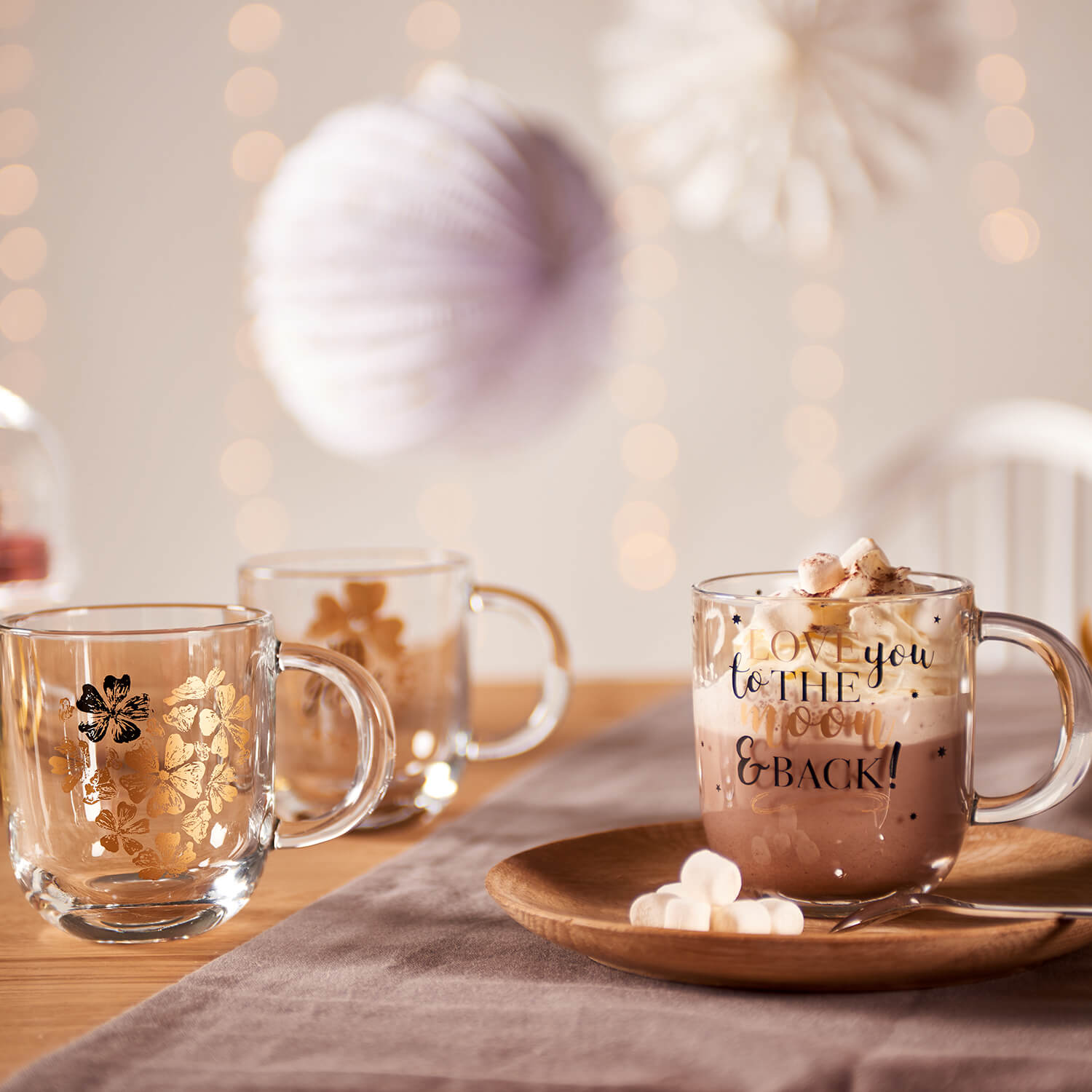 Tasse EMOZIONE mit "Love you to the moon and back" Gravur auf festlich gedecktem Tisch