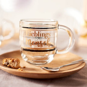 Glastasse EMOZIONE mit Gravur "Du bist mein Lieblingsmensch" auf Holztablett mit Löffel und Keks