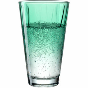Trinkglas TWIST mit Mineralwasser und Kohlensäurebläschen gefüllt