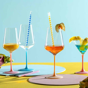 Cocktailschale BRERA 230 ml 6er-Set in verschiedenen Farben mit Cocktails und Strohhalmen auf buntem Untergrund