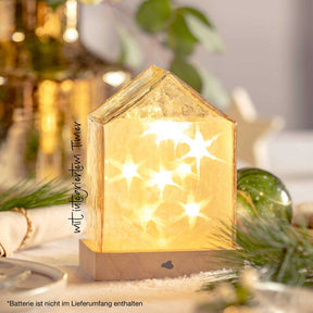 LED Haus 18 cm amber MAGICO mit leuchtenden Sternen auf Tisch mit Dekoration