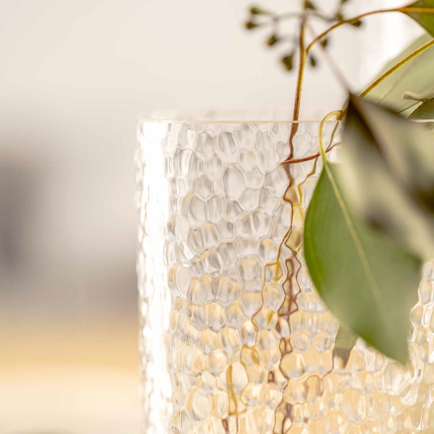 Vase MARTELLO mit Trockenblumen, Oberflächenstruktur Detail