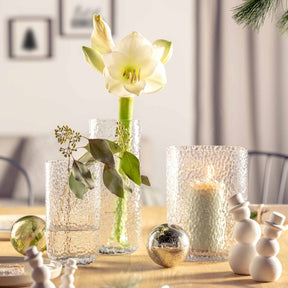 Windlicht MARTELLO auf gedecktem Tisch mit Blume und Dekoration