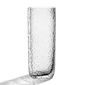 Vase MARTELLO in Klarglas mit strukturierter Oberflaeche auf weißem Hintergrund