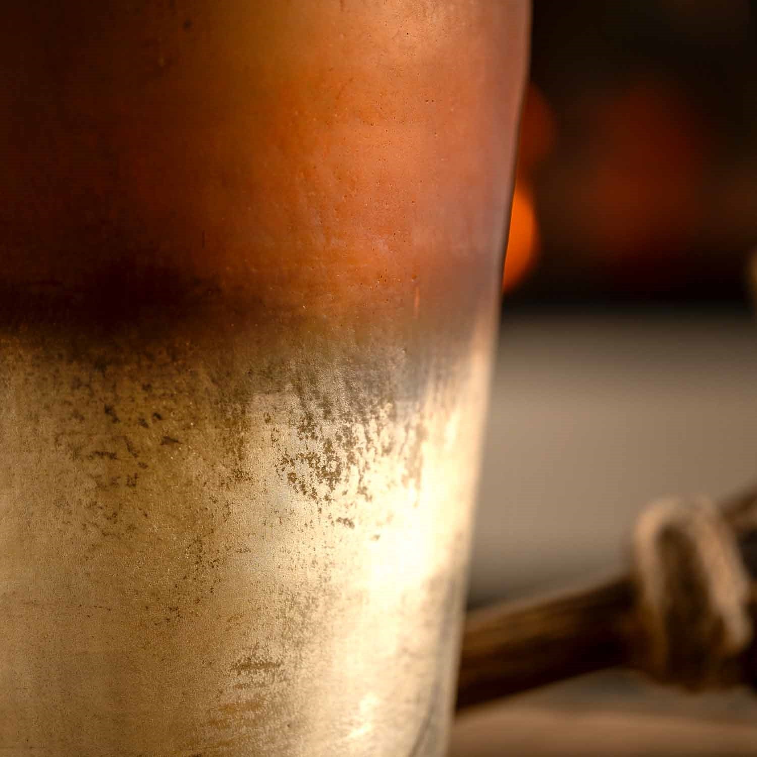 Vase 27 cm burgund CAPANNA, Detailausschnitt Oberfläche und Rand mit Licht