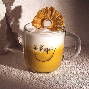 Tasse EMOZIONE mit Gravur 'happy' und Smiley, getrocknete Ananas-Scheibe als Deko