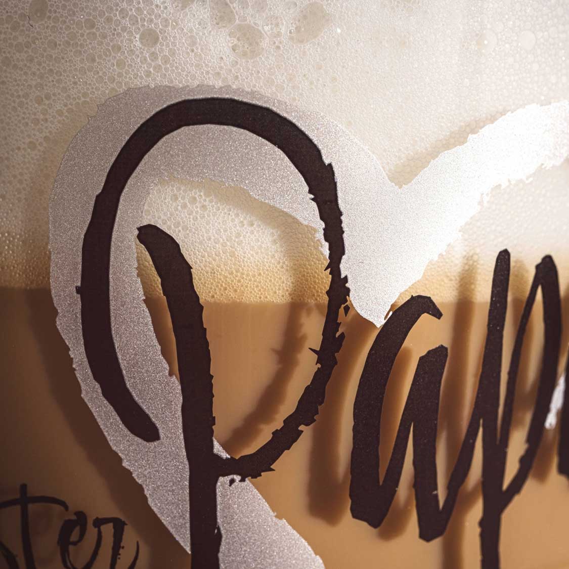 Tasse EMOZIONE mit Gravur "Bester Papa", Heißgetränk eingefüllt, Dampf sichtbar