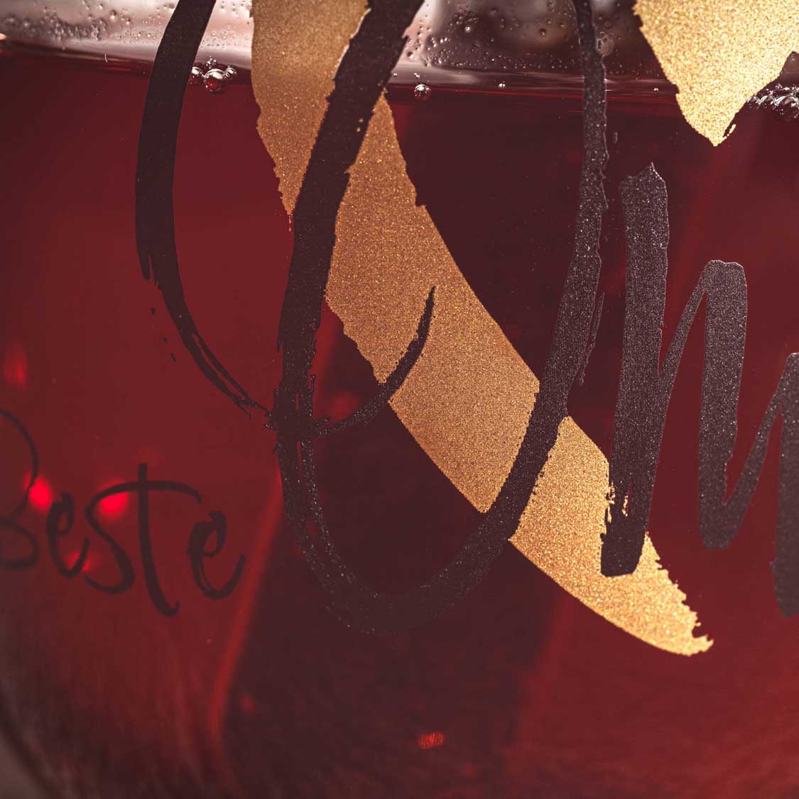 Tasse EMOZIONE mit Gravur "Beste Oma", golden beleuchtet, rote Umgebung