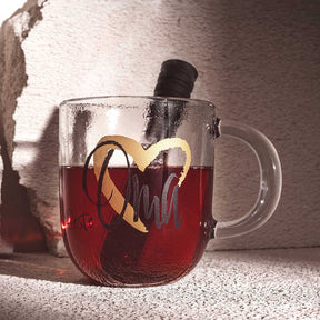 Glastasse EMOZIONE mit rotem Getränk und Zitronenschale, schwarze Kappe, Innenraum