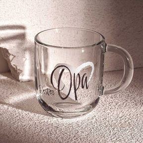 Glastasse mit Gravur "Bester Opa" auf Oberfläche, Sonnenlicht und Schatten