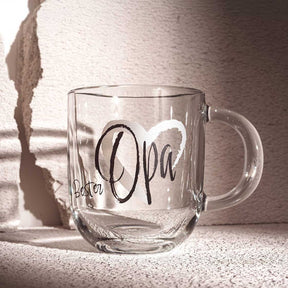 Glastasse mit Gravur "Bester Opa", Sonnenlicht, Schatten an Wand