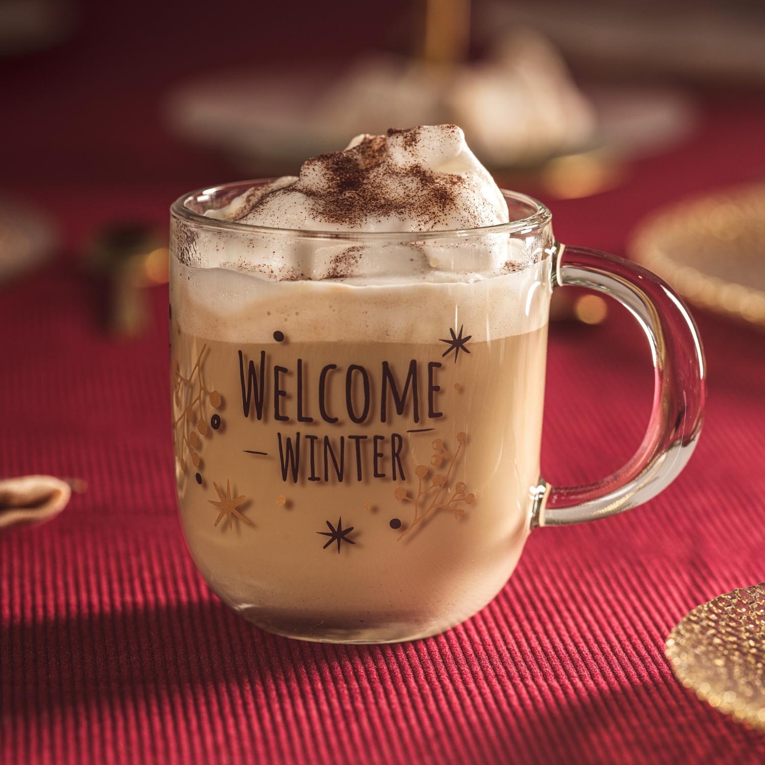 Tasse RIPOSO mit "WELCOME WINTER" Schriftzug, gefüllt mit Heißgetränk und Schaumkrone