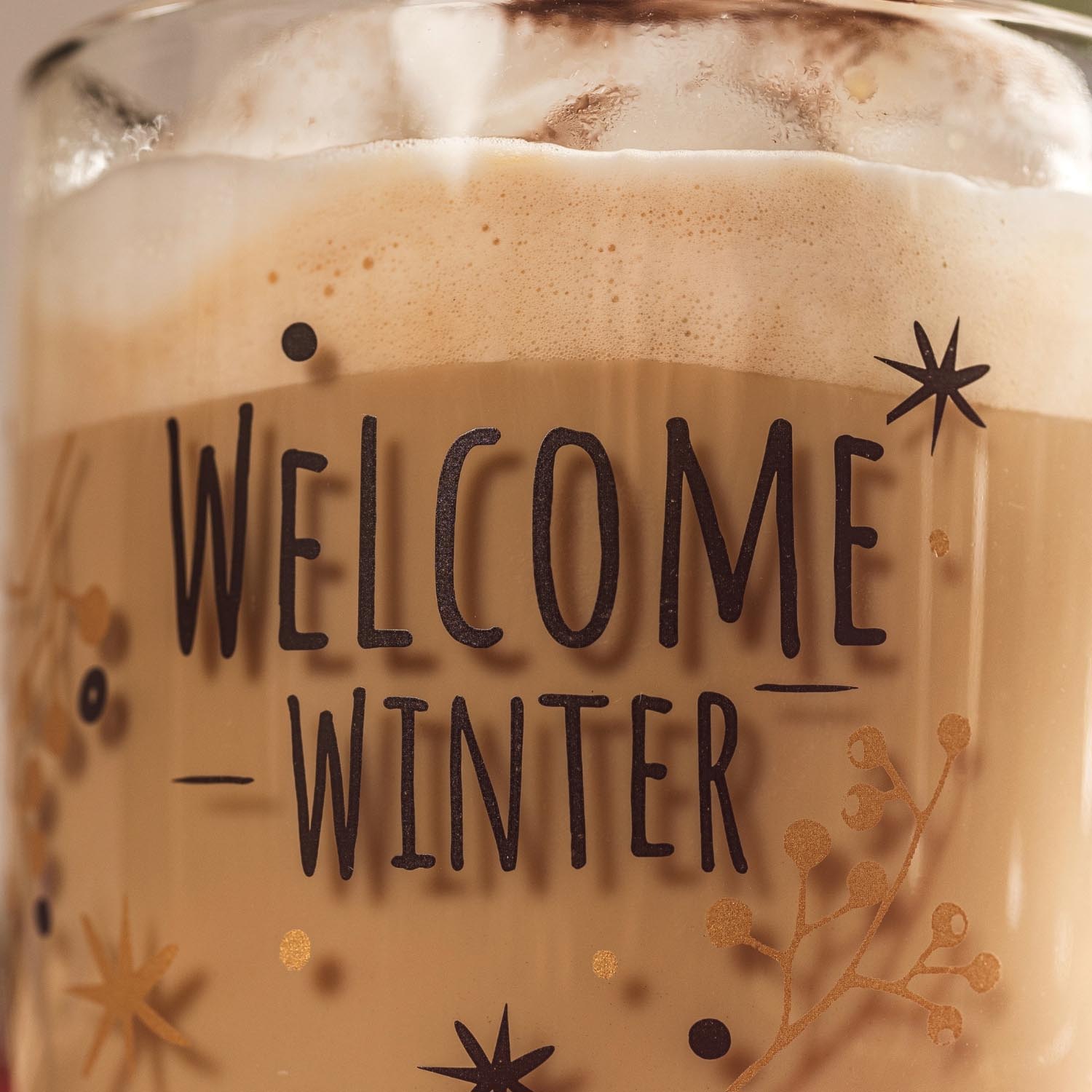Tasse RIPOSO mit "Welcome Winter" Gravur, gefüllt mit Heißgetränk, Eiswürfel sichtbar