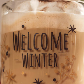 Tasse RIPOSO mit "Welcome Winter" Gravur, gefüllt mit Heißgetränk, Eiswürfel sichtbar
