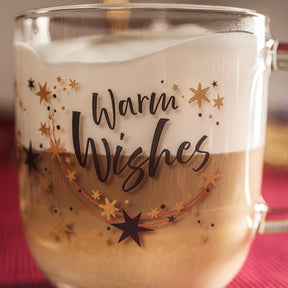 Tasse RIPOSO mit "Warm Wishes"-Schriftzug, Sternen und Crème-farbenem Getränk