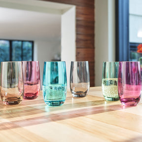 Trinkglas SORA 390 ml 6er-Set in verschiedenen Farben auf Holztisch