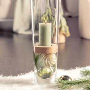 Vase MAGICO mit brennender Kerze, Holzeinsatz, Weihnachtsdeko und Evergreen auf Fell