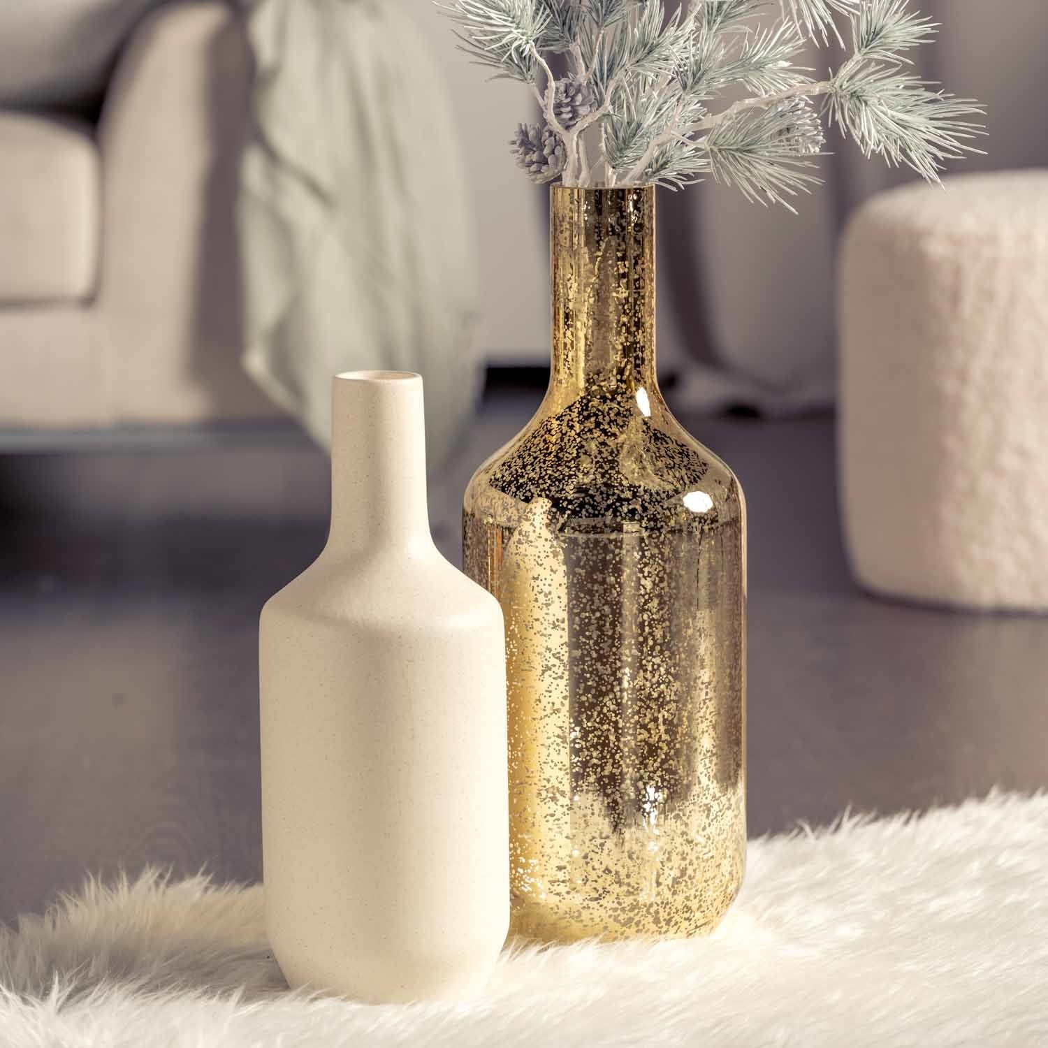 Goldgesprenkelte Vase MILANO neben weißer Vase in Wohnzimmer mit Blumendeko