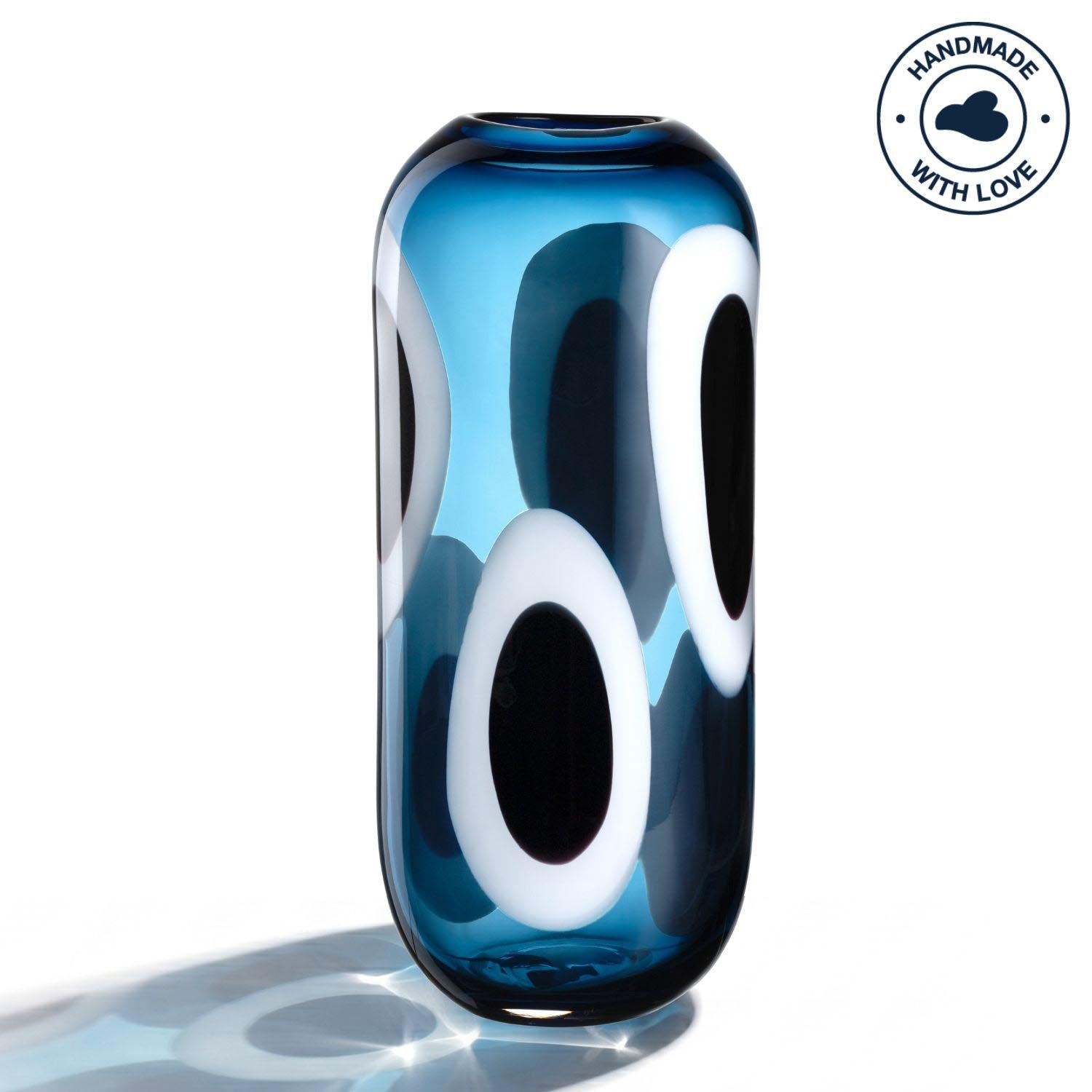 Vase OCCHI BLU mit weißen und schwarzen Augen-Motiven auf blauem Glashintergrund