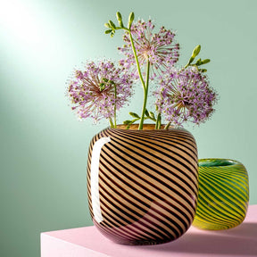 Vase FILO COLORI braun mit rosa Allium-Blüten und grüner Begleitvase auf Tisch