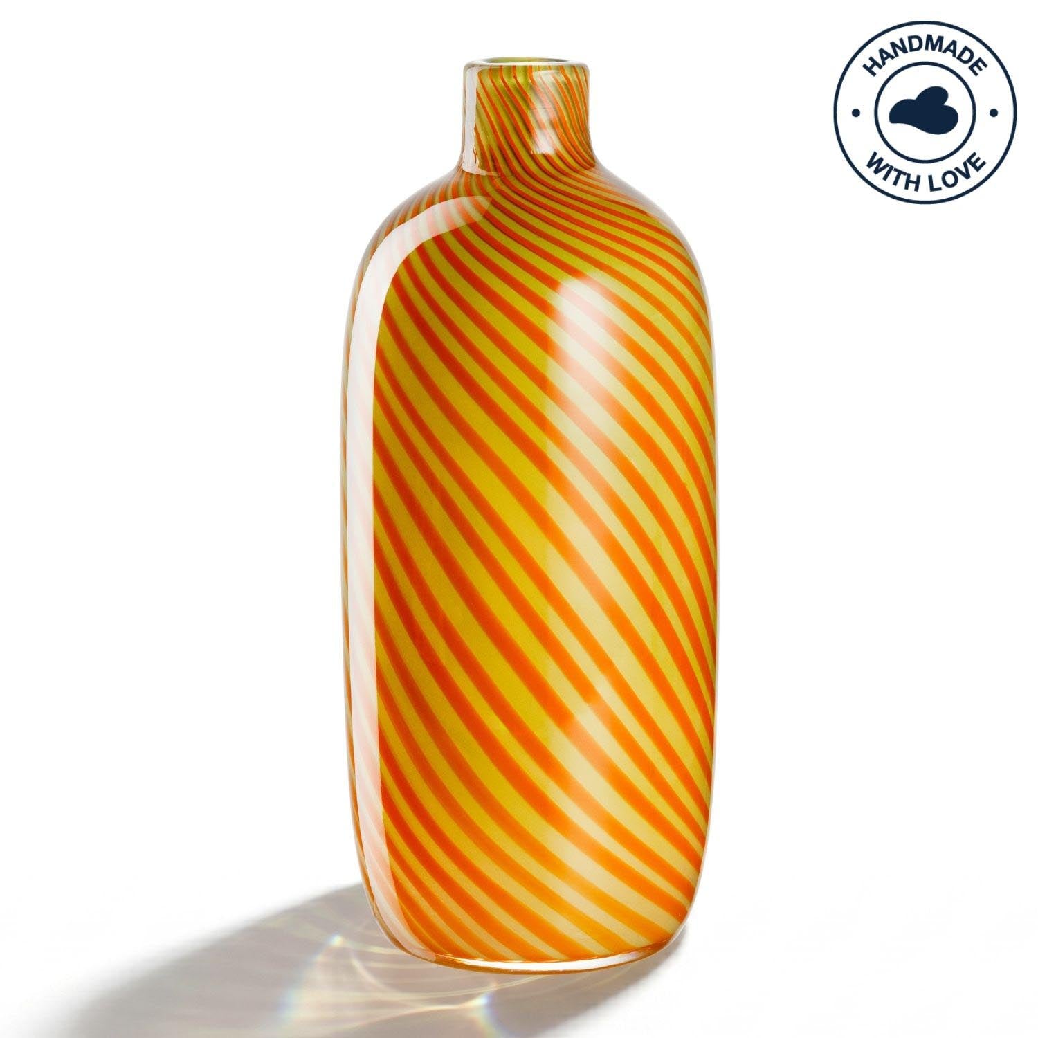 Vase FILO COLORI mit gelben und roten Schrägstreifen auf weißem Hintergrund
