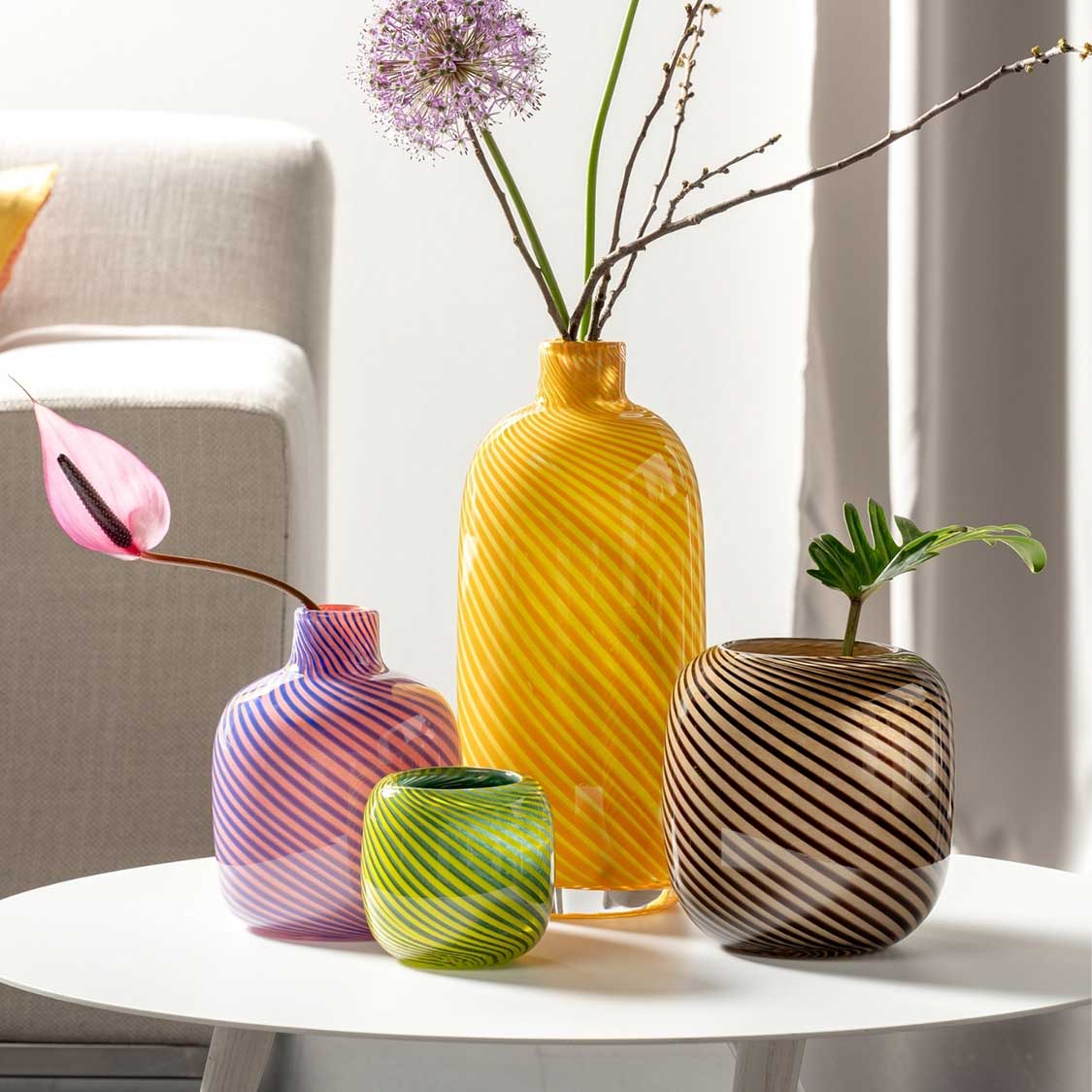 Vase FILO COLORI gelb mit anderen farbigen Vasen und Blumen in Wohnzimmer