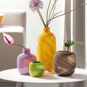 Vase FILO COLORI gelb mit anderen farbigen Vasen und Blumen in Wohnzimmer