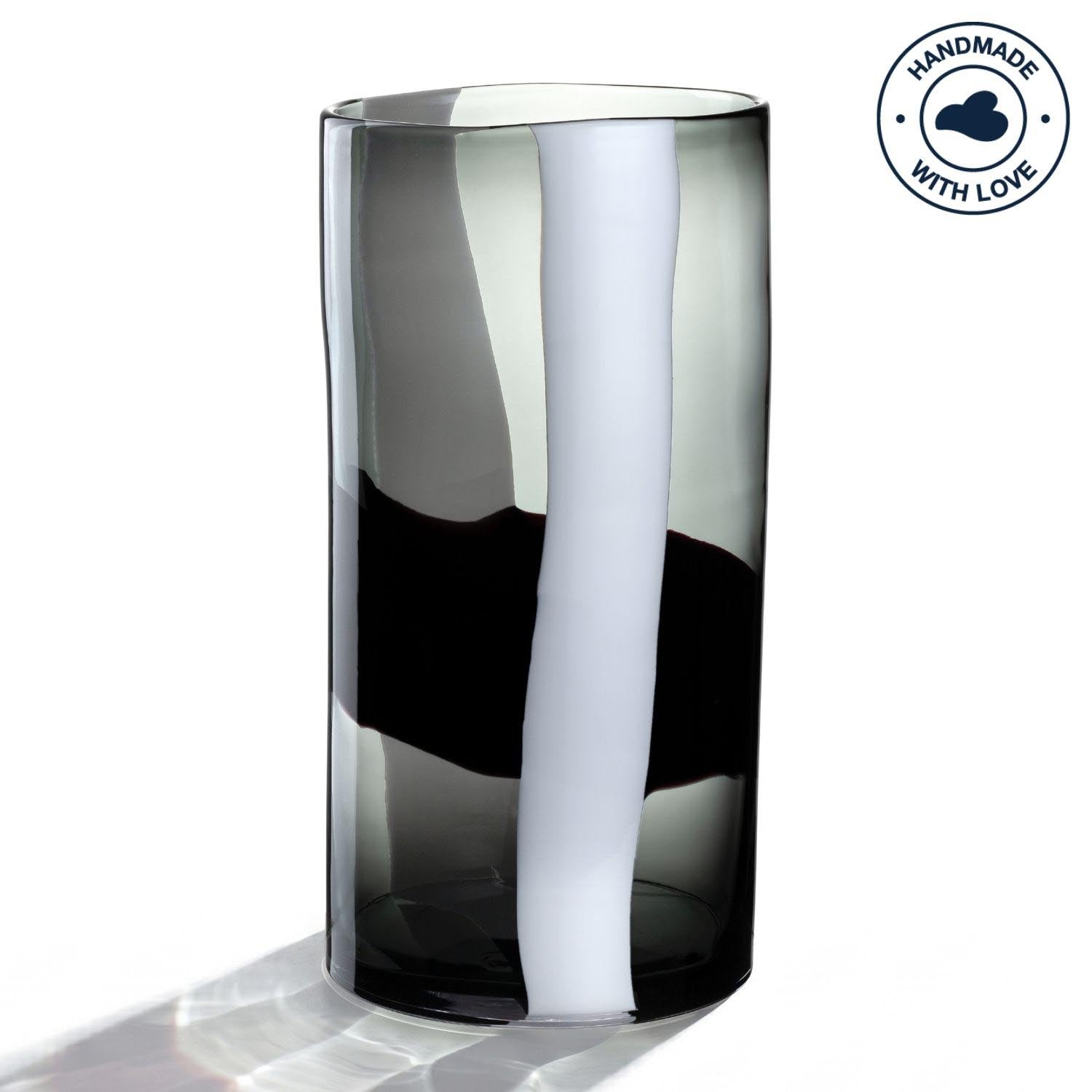 Vase BANDA NERA mit schwarzweißem Streifenmuster aus Glas vor weißem Hintergrund